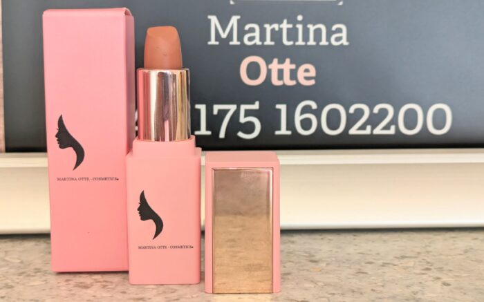 Der Nude Brownie Lippenstift Mademoiselle aus der Heartbeat Collection von Martina Otte Cosmetics®