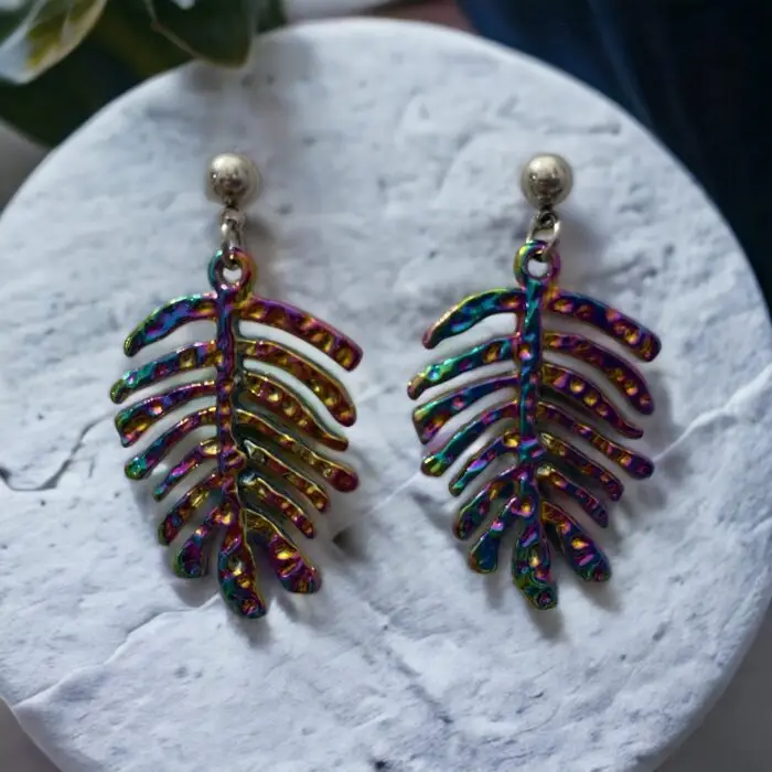 Brighten up your look with these stunning earrings featuring a pair of colorful leaves.