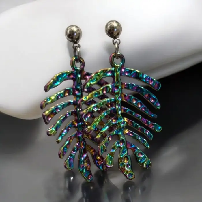 Brighten up your look with these stunning earrings featuring a pair of colorful leaves.