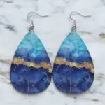 These stunning blue and gold marble teardrop earrings! Made from lightweight PU leather, they offer a chic look without the heavy feel. Perfect for adding a pop of color to any outfit, these earrings are a must-have for fashion lovers who appreciate unique designs.